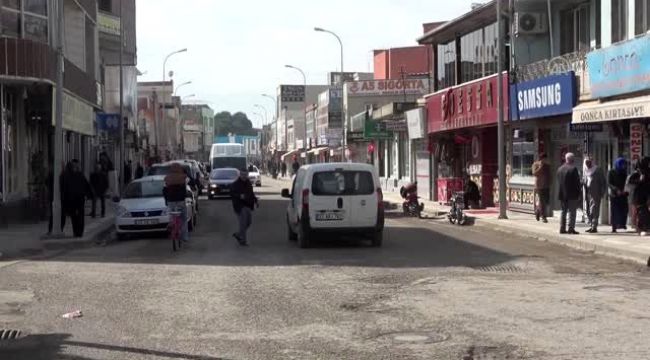 Ceylanpınar'da belediye tarafından esnafa Türk bayrağı dağıtıldı