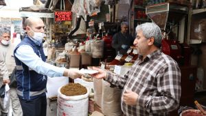 BÜYÜKŞEHİR, ESNAFA MASKE DAĞITTI