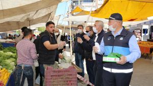 Karaköprü’de Zabıta Pazarlarda Maske Dağıttı  