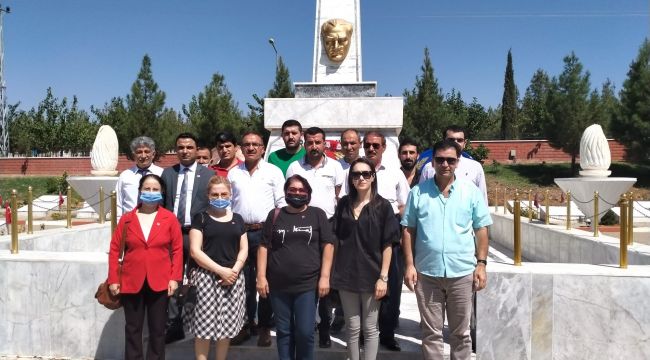 CHP Şanlıurfa İl Başkanlığı Atatürk Anıtına Çelenk Sunma Programı Düzenledi