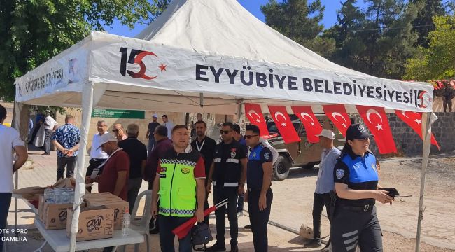 Eyyübiye Belediyesi İlçede Binlerce Bayrak Dağıttı