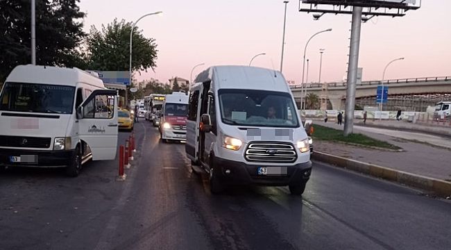 İlçe minibüsleri trafiği tehlikeye atıyor