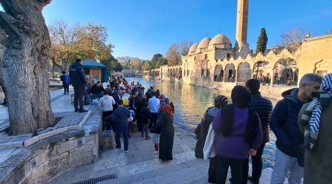 Güneşli havayı fırsat bulan vatandaşlar Balıklıgöl'e akın ettiler