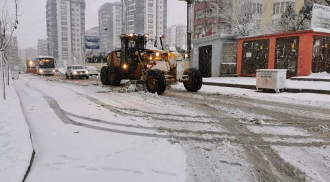 Karaköprü’de Karlı Yollar Anında Temizleniyor