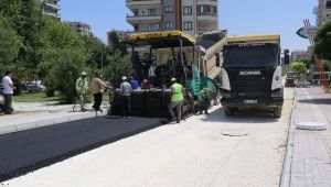 Akpiyar Mahallesinde Yollar Sıcak Asfaltla Yenileniyor