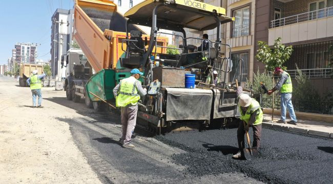 Karaköprü’de Yollar Sıcak Asfaltla Yenileniyor