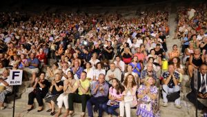 “Sanat Güneşi” Zeki Müren, Vefatının 27’nci Yıl Dönümünde Bodrum’da Anıldı, Anma Gecesine Binlerce Kişi Katıldı