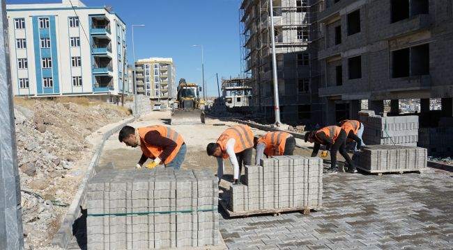 Karaköprü'de Yeni Yollar Kilitli Parkeyle Döşeniyor