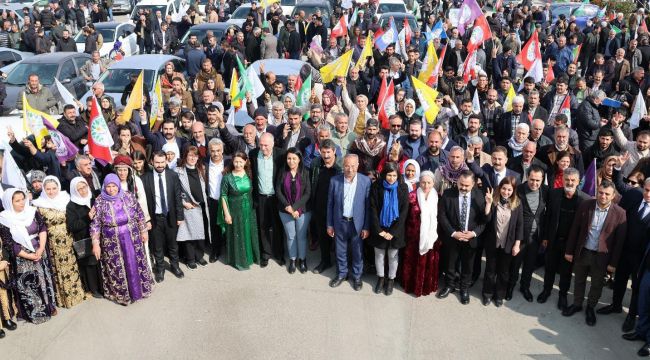 DEM Parti adaylarını karşıladı: Demokratik belediyeyi kurmaya geliyoruz 