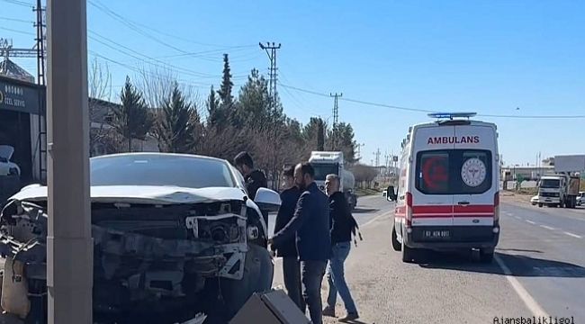 Urfa'da kontrolden çıkan araç aydınlatma direğine çarptı! 