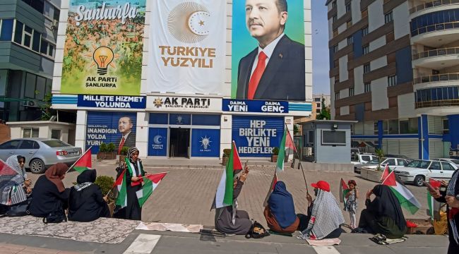 AK Parti İl Binası Önünde Dikkat Çeken Eylem