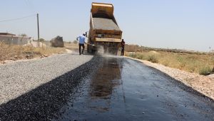 Büyükşehir Viranşehir'de Yol Kalitesini Artırmak İçin Sathi Asfalt Çalışmalarını Hızlandırıyor