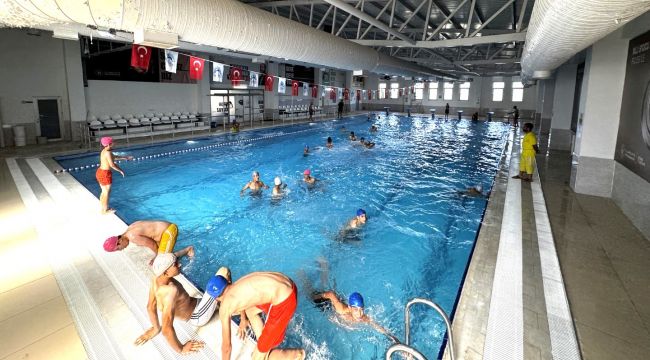 Eyyübiyeli Gençler Sıcaktan Kaçıp Havuza Dalıyor
