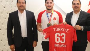 Başkan Canpolat, Dünya Şampiyonu Genç Sporcuyu Tebrik Etti