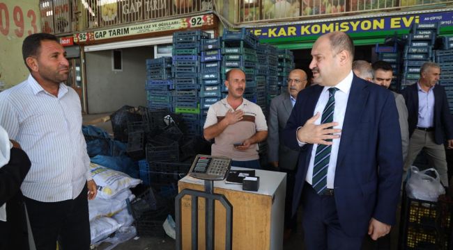 Kasım Gülpınar, bugünü esnafa ayırarak desteklerini gösterdi.