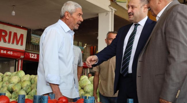 Kasım Gülpınar, bugünü esnafa ayırarak desteklerini gösterdi.