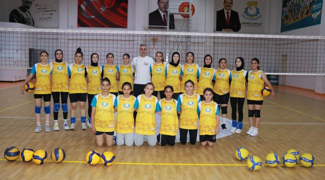 Voleybol Kursu Öğrencilerden Başkan Canpolat'a Teşekkür