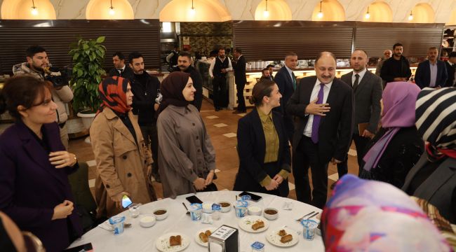 Başkan Mehmet Kasım Gülpınar, “Öğretmenlerimiz Toplumu Şekillendiren En Önemli Yapı Taşlarıdır”