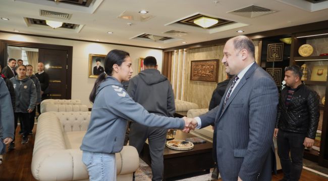 Başkan Gülpınar, Saldırıya Uğrayan Kadın Hentbolculara Sahip Çıktı