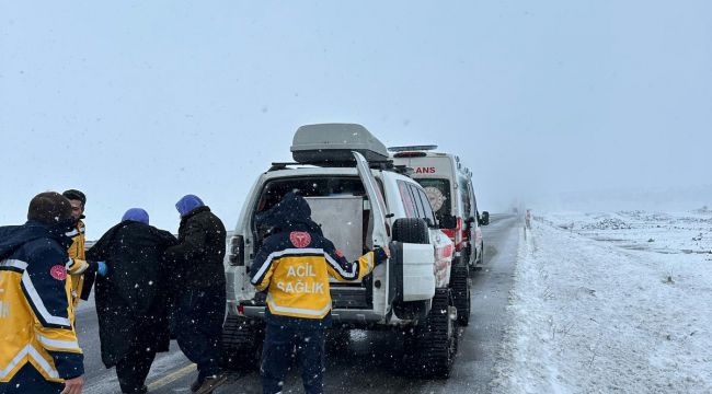 Şanlıurfa'da karla kapanan yolda hastalara paletli Ambulans ile ulaşıldı