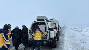 Şanlıurfa'da karla kapanan yolda hastalara paletli Ambulans ile ulaşıldı