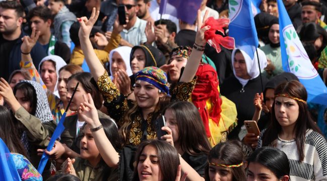 Hilvan'da Newroz ateşi yakıldı: Demokratik siyaseti büyüteceğiz