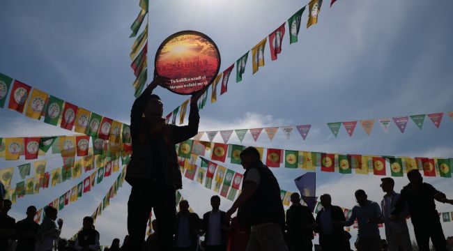 Hilvan'da Newroz ateşi yakıldı: Demokratik siyaseti büyüteceğiz