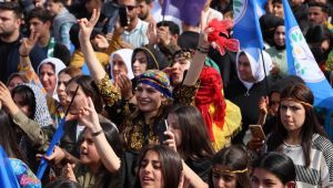 Hilvan'da Newroz ateşi yakıldı: Demokratik siyaseti büyüteceğiz