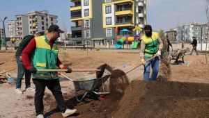 Karaköprü'de Yeni Parklar Çimlendiriliyor